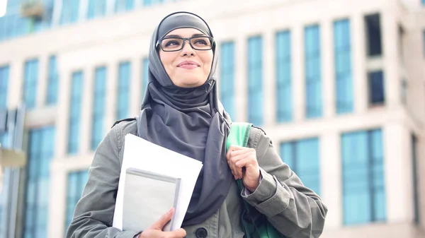 Geïnspireerd Jonge Vrouwelijke Student Dragen Hijab Glimlachen Permanent Buiten Campus — Stockfoto