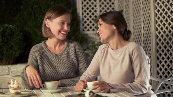 Веселые Подруги Сидят Кафе Приятно Проводят Время Вместе Общаются — стоковое фото