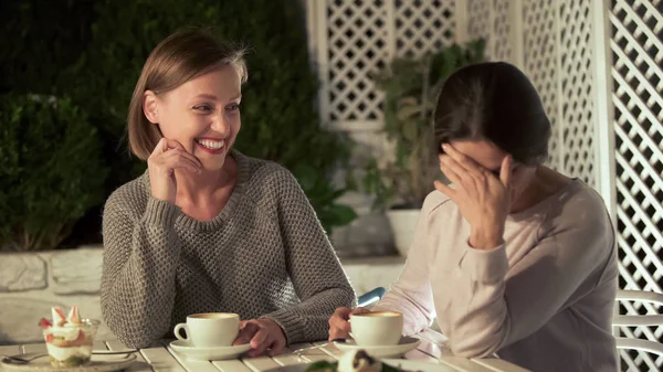 Lykkelige Kvinnelige Venner Som Diskuterer Sladder Sitter Kafebord Ler Fritidsaktiviteter – stockfoto