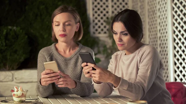 Duas Senhoras Conversando Telefones Vez Comunicação Vivo Vício Gadgets — Fotografia de Stock