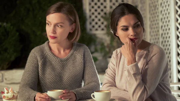 Two Upset Female Friends Sitting Cafe Relations Conflict Misunderstanding — Stock Photo, Image
