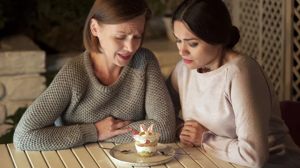 Twee Hongerige Vrouwelijke Kijken Zoete Dessert Café Ongezonde Snack Calorieën — Stockfoto