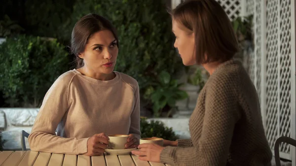 Jovens Mulheres Bonitas Conversando Bebendo Café Terraço Relações Amizade — Fotografia de Stock