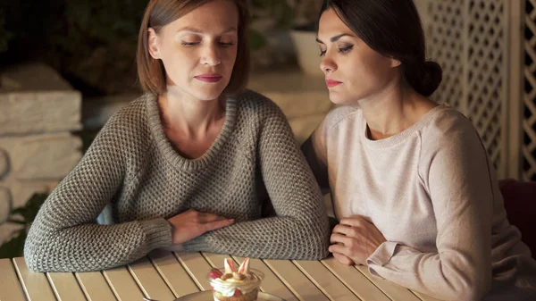 Женщины Друзья Решили Сладкие Десерты Смотреть Тарелку Диету — стоковое фото