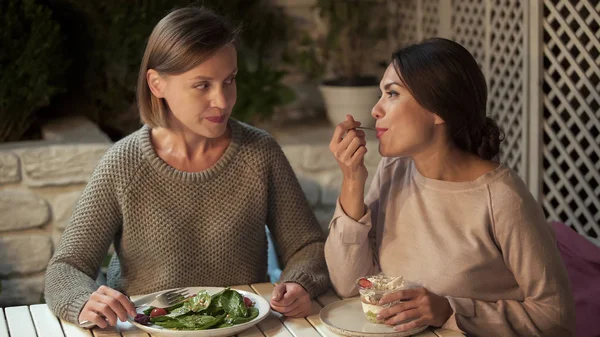 Jaloers Dame Eten Plantaardige Salade Kijken Naar Vriend Romig Dessert — Stockfoto