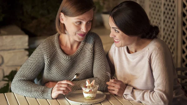 Lykkelige Søstre Som Holder Skjeer Forbereder Søt Kremaktig Dessert Fritid – stockfoto