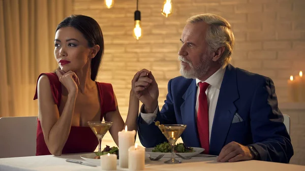 Young Mistress Ignoring Elderly Man Date Narcissist Female Restaurant — Stock Photo, Image