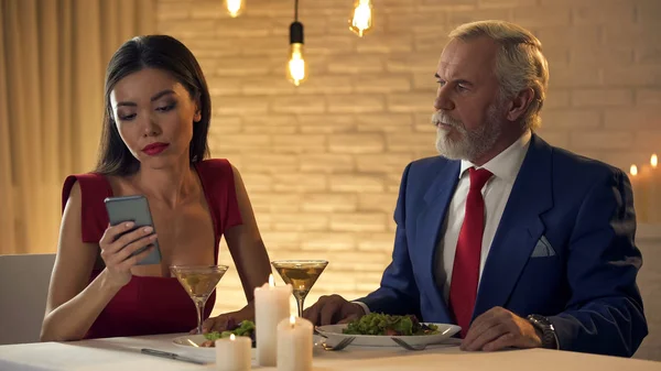 Arrogant Young Woman Scrolling Smartphone Ignoring Unloved Man Date — Stock Photo, Image