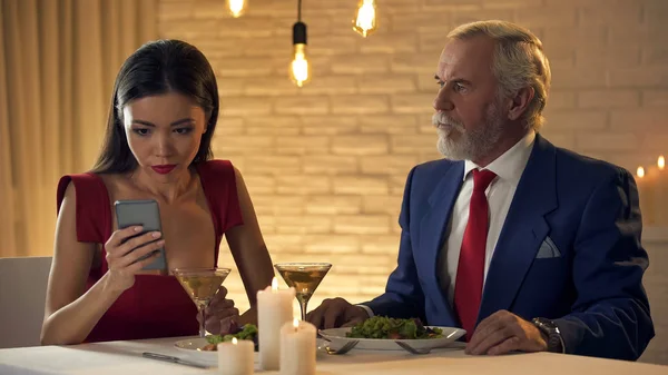 Girlfriend Sitting Restaurant Boring Old Man Chatting Phone Bad Date — Stock Photo, Image