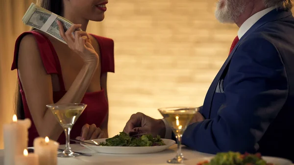 Padrona Sorridente Possesso Denaro Guardando Uomo Anziano Matrimonio Convenienza — Foto Stock