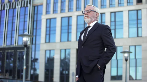 Hombre Negocios Edad Avanzada Confianza Parado Fuera Del Edificio Oficinas —  Fotos de Stock