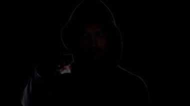 Kötü suç adam örnek çanta dolusu ilaç sunan Kapsüller, şeytanla anlaşma