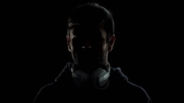 Tehlikeli casus kulaklık, yasadışı gizlilik saldırı, sunucudan veri kaçağı ile