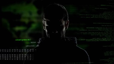Delikanlı gizli, internet hacker ile sayılar ve şifre, siber tehdit