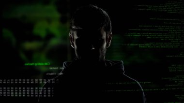 Anonim Internet erkek hacker numaraları ve kodlar resimde arka plan ile
