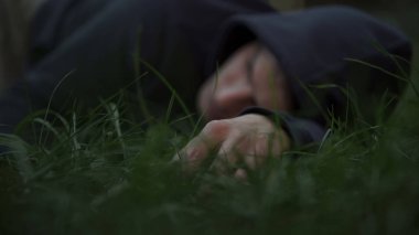 Kurban haydut çim üzerinde yalan adamın cesedi, öldürülen vatandaş, suç mahalli