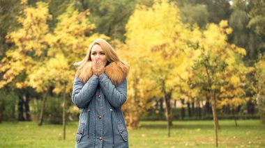 Eller erkek, sonbahar sahne bekliyor, ısınma şık ceket Bayan dondurma