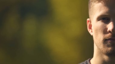 Yarım yüz portresi yakışıklı sakallı erkek, anket, istatistik, closeup görünümü