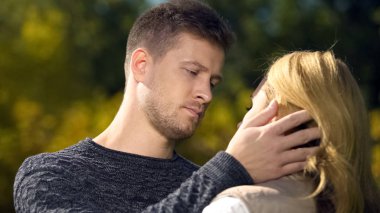 Kadına bakarak ve yüzü, para, işsizlik eksikliği dokunmadan üzgün adam