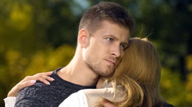 Endişeli adam kucaklayan kadın, yakın kişi, bakım kaybettikten sonra destek