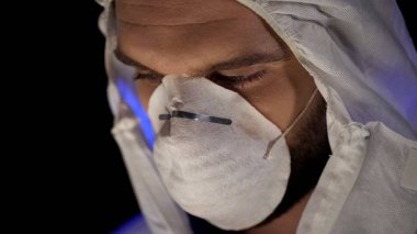 Genç bilim adamı bu durumda koruyucu maske portre, tehlikeli deney, salgın