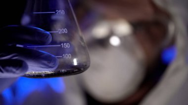 Test sonucu, biyolojik silah analiz tüp sıvı ile tutarak kimyager