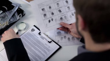 Dedektif inceleyerek bilgi Büyüteç, kimlik kullanarak, parmak izi
