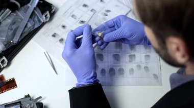 Ofis Masaları, kanıt Plastik paket içinde mermi inceleyerek suç uzmanı