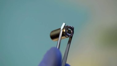 Sınav eldiven kurşun cımbızla, Suç delilleri incelenmesi tutmak el