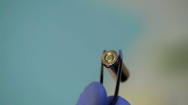 Balistik araştırma uzmanı closeup tarafından muayene cımbız silah mermi