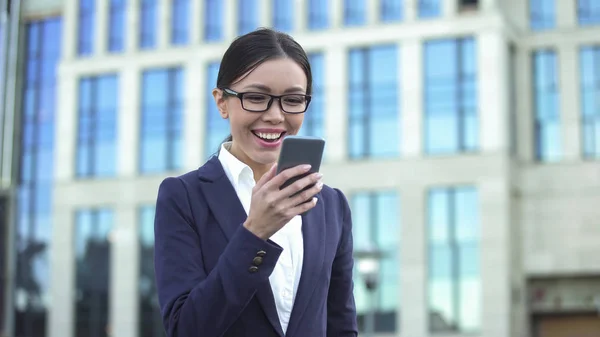 Lächelnde Frau Anzug Smartphone Video Guckt Gute Nachrichten Erhält Karriere — Stockfoto