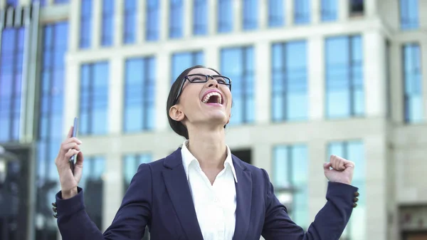 Ontzettend Blij Vrouw Pak Lezen Goed Nieuws Beambte Promotie Krijgen — Stockfoto