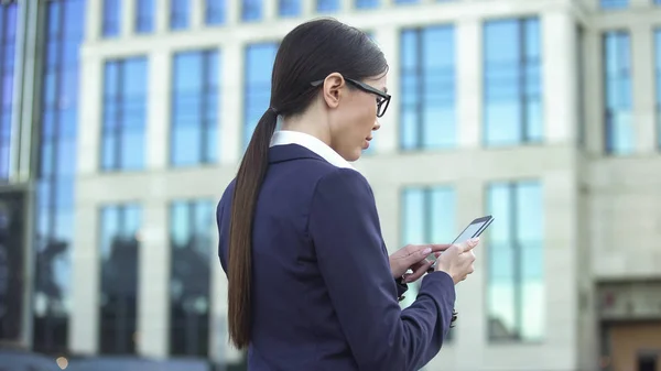 Kvinnelig Leder Ved Hjelp Smarttelefon Program Post Nettkalender – stockfoto