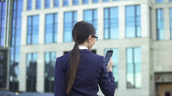 Trabajadora Oficina Leyendo Mensaje Teléfono Inteligente Aire Libre Aplicación Red — Foto de Stock