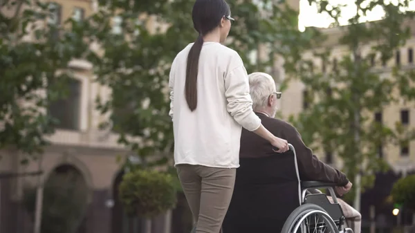 Mujer Joven Pie Con Discapacitados Anciano Hombre Silla Ruedas Apoyo —  Fotos de Stock