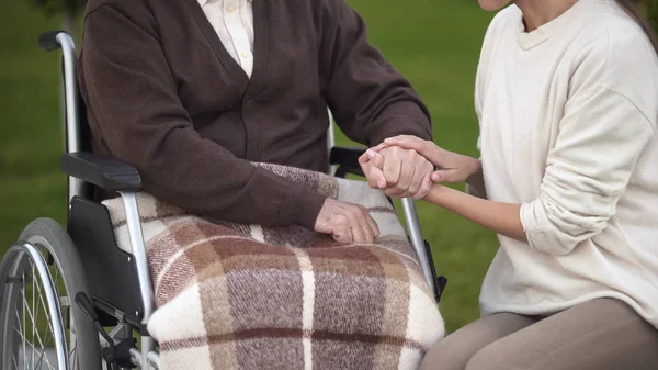 Mujer Sosteniendo Mano Masculina Envejecida Visitando Abuelo Hospital Hogar Ancianos — Foto de Stock