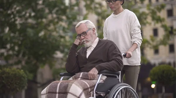 Ung Kvinna Promenad Med Sorgliga Pensionär Rullstol Vårdgivare Stöd Hjälp — Stockfoto