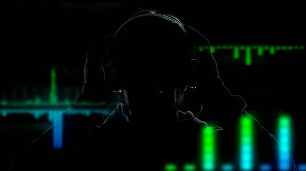 ヘッドフォン再生 イコライザー効果背景に音楽を混合でのディスク ジョッキー — ストック写真