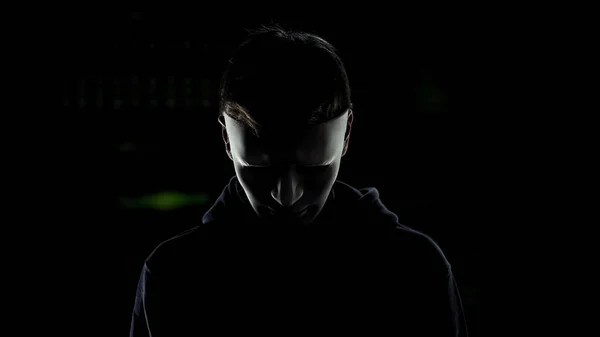 Άνθρωπος Στην Κιτρινόμαυρη Μάσκα Που Απομονώνονται Σκούρο Φόντο Μανιακός Δολοφόνος — Φωτογραφία Αρχείου