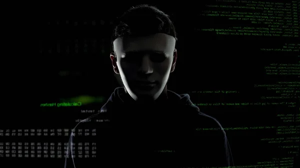 Gefährlicher Mann Weißer Maske Auf Codes Und Zahlen Hintergrund Hacker — Stockfoto