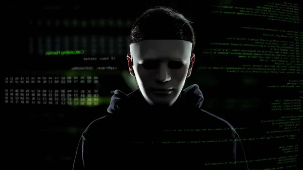 Hombre Irreconocible Máscara Blanca Mirando Cámara Los Códigos Datos Fondo — Foto de Stock