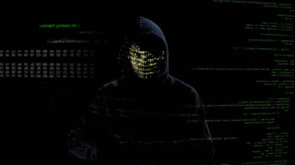 Incognito Człowiek Ogląda Kody Numery Ekranie Atak Hakerów Cyberprzestępczości — Zdjęcie stockowe