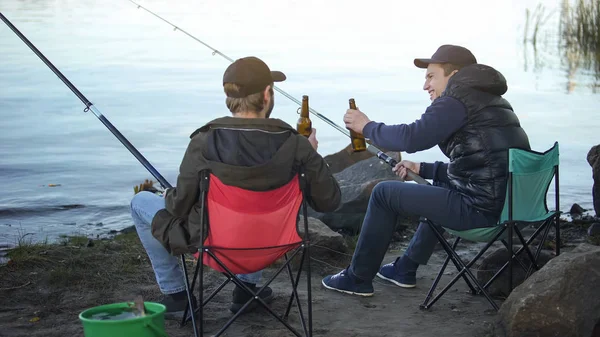 良い会社を休んで二人の友人漁師釣りとビールを飲み — ストック写真