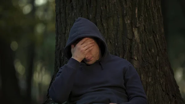 Hombre Enfermo Tocando Cabeza Sentado Bajo Árbol Parque Repentino Ataque — Foto de Stock