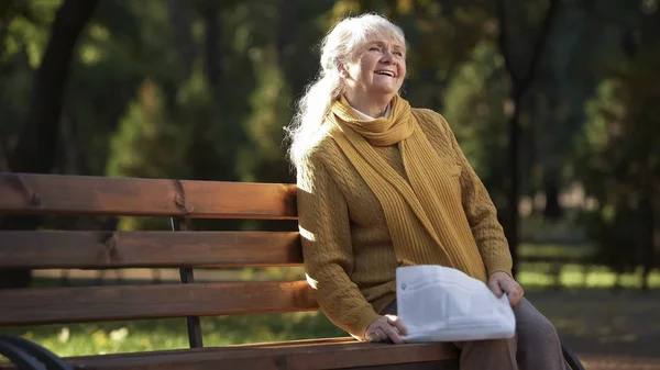 Happy Old Woman Reading Newspaper Sitting Bench Park Retirement Age — Stock Photo, Image