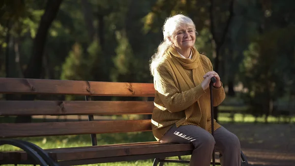 Счастливая Пожилая Женщина Наслаждается Теплым Солнечным Днем Сидя Скамейке Парке — стоковое фото