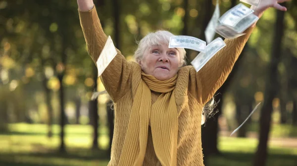 Gelukkig Senior Oude Dame Stapel Dollarbiljetten Gooien Park Gepland Pensioen — Stockfoto