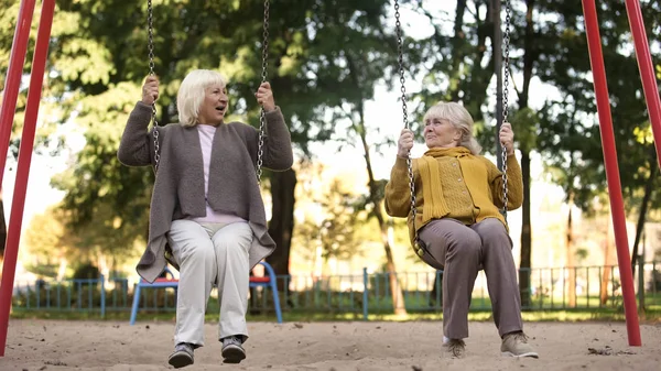 Dos Señoras Mayores Disfrutando Paseo Columpios Parque Amigos Ancianos Jubilación — Foto de Stock