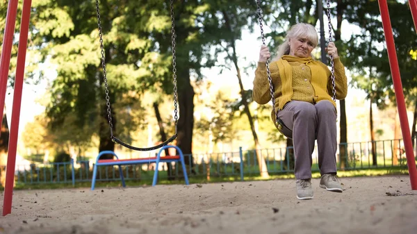 Vieja Solitaria Triste Montada Columpio Parque Sin Amigos Familia Abandonada — Foto de Stock