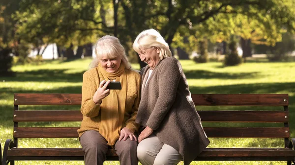 Lächelnde Ältere Damen Die Park Sitzend Fotos Oder Nachrichten Auf — Stockfoto